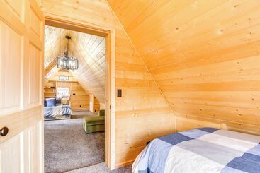 بيت ريفى Inviting Utah Cabin W/ Spacious Deck + Fireplace!