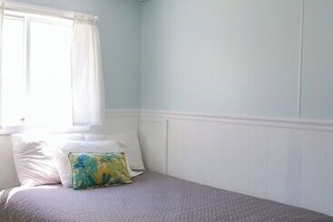 Mainsail Motel & Cottages