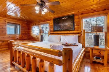 קוטג'' Misty Mountain By Avantstay Hot Tub, Mountain Views, Theater, Pool Table