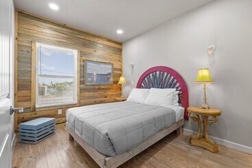 بيت ريفى Waterfront Escape W/ Views Shared Pool & Boat Dock Orange Crush By Avantstay