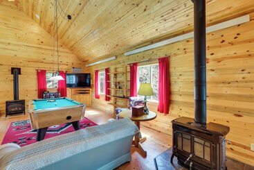 별장 Hike, Unwind & Bring Your Pet: Deadwood Cabin!