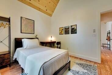 קוטג'' Secluded Wilmington Cabin: Fire Pit & Grill