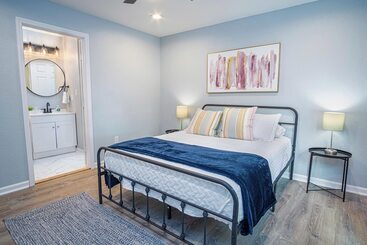 کلبه Spacious Delightful 4 Br/ 3 Ba Close To Downtown