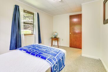 بيت ريفى Spacious Lake Ariel Cabin W/ Deck + Pool Access!