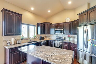 بيت ريفى Spearfish Retreat W/ Fireplace + Mountain Views!