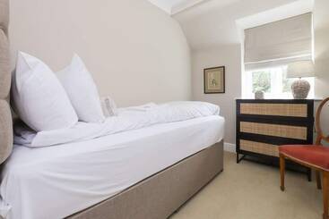 The Stow Secret Cottage   Breathtaking 5bdr Cottage With Parking + Garden