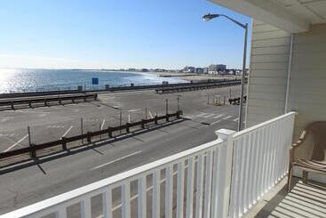 Отель Atlantic Breeze Suites