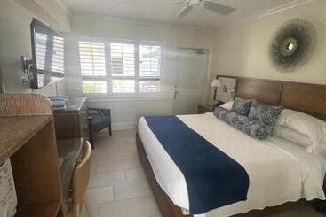 酒店 High Noon Beach Resort