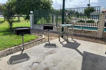 בית מלון כפרי Regency Inn & Suites