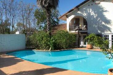 Lakehouse Bed And Breakfast