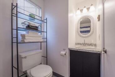 فندق على الطريق Inn Between The Beaches & Villager