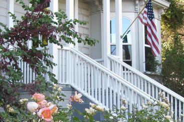 Yosemite Rose Bed And Breakfast