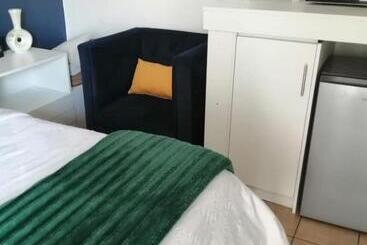 Bed And Breakfast Airport Lodge