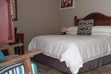 פנסיון Pumlani Nathi Guesthouse