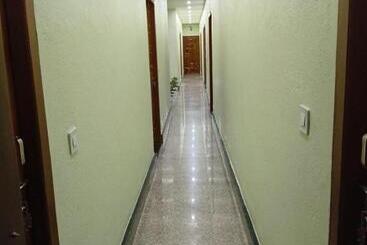 פנסיון Roy Guest House