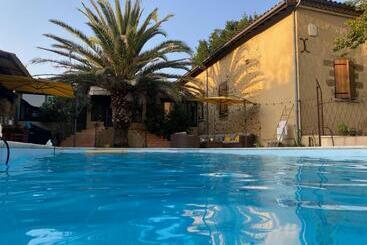 مبيت وإفطار La Cabane Lacourrège