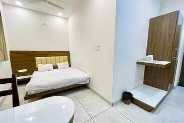 Govindam Inn ! Ujjain Fully Air Conditioned Hotel At Prime Location With Parking Availability, Near