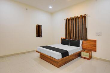 בית מלון כפרי Oyo Pratik Lodging