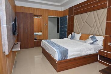 בית מלון כפרי The Palace Suites