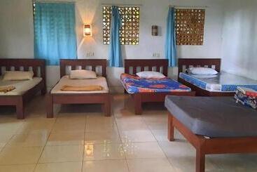 פנסיון Arnata Guest House & Pasraman Yoga Lokanata