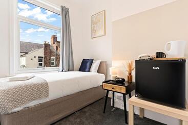 펜션 Suite #3   Central Location   Private Ensuite, Smart Tv, Fast Wifi And Free Parking   By Yoko Proper