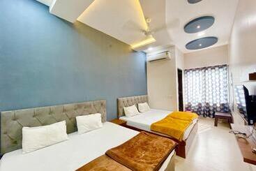 酒店 Tirupati Inn ! Ujjain ! होटल तिरूपति इन తిరుపతి ఇన్ హోటల్ திருப்பதி இன் ஹோட்டல்fully Air Conditioned