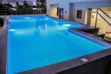 アパートホテル Zenden   Midpoint Residences