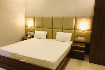 Marks Hotel & Banquet