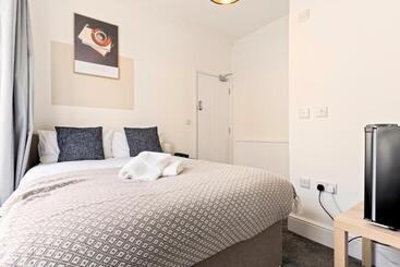 펜션 Suite #1   Central Location   Private Ensuite, Smart Tv, Fast Wifi And Free Parking   By Yoko Proper