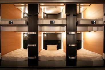 فنادق الكبسولة Plaza East Cabin For Men Only