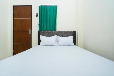 فندق Oyo Life 3078 Kost Putri Made
