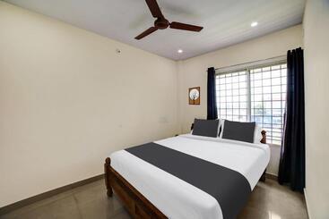 בית מלון כפרי Oyo M M Residency