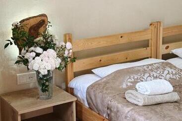 پانسیون Hovek Guest House
