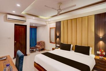 Townhouse Oak Clock Tower Formerly Hotel Ambassador