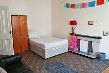פנסיון Guest House Free Parking Private Room Millroad