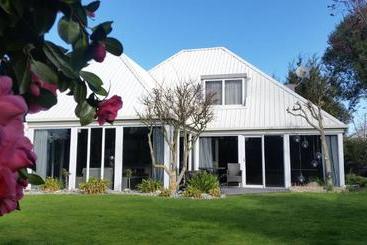 تختخواب و صبحانه Berni S Boutique Bnb