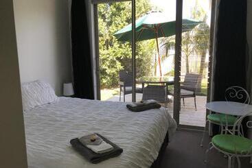 تختخواب و صبحانه Jennie's In Whitianga