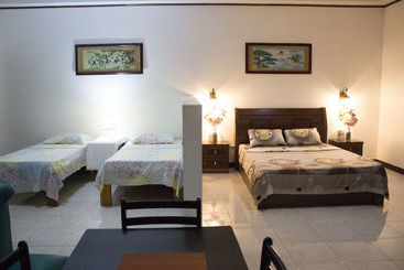 تختخواب و صبحانه Mahogany Upland Resort