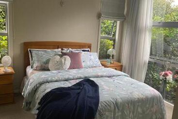 تختخواب و صبحانه Nottinghill B N B