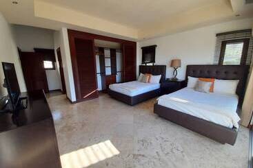 استراحتگاه Pristine Bay Villas