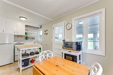 קוטג'' Bayfront East Quogue Retreat W/ Private Boat Dock