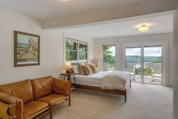 별장 Center Hill Couples Retreat Cabin: Lake View, Deck