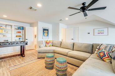 コテージ Conroe Lake House: Luxe Pool, Private Dock & Games