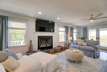 茅舍 Waterfront Home W/ Screened Porch & Boat Access