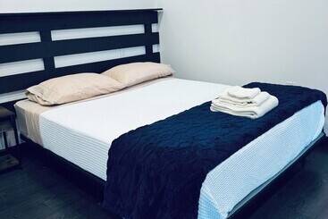 Отель Golden Pond Cabins