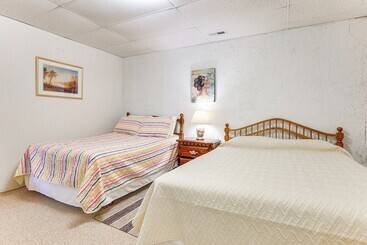 קוטג'' Waterfront Wheeler Lake Home W/ Furnished Deck