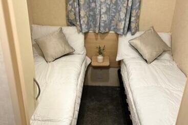بيت ريفى Lovely Caravan Located In An Amazing Holiday Park