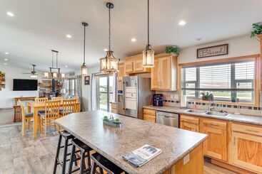 بيت ريفى Mountain View Retreat In Lander W/ Private Yard!