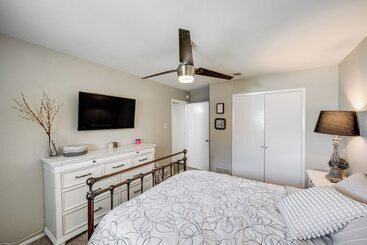 별장 Pet Friendly Sachse Home W/ Patio, Fire Pit & Yard