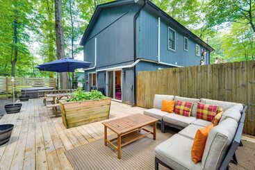 بيت ريفى Private Hot Tub: Tree Lined Poconos Home!